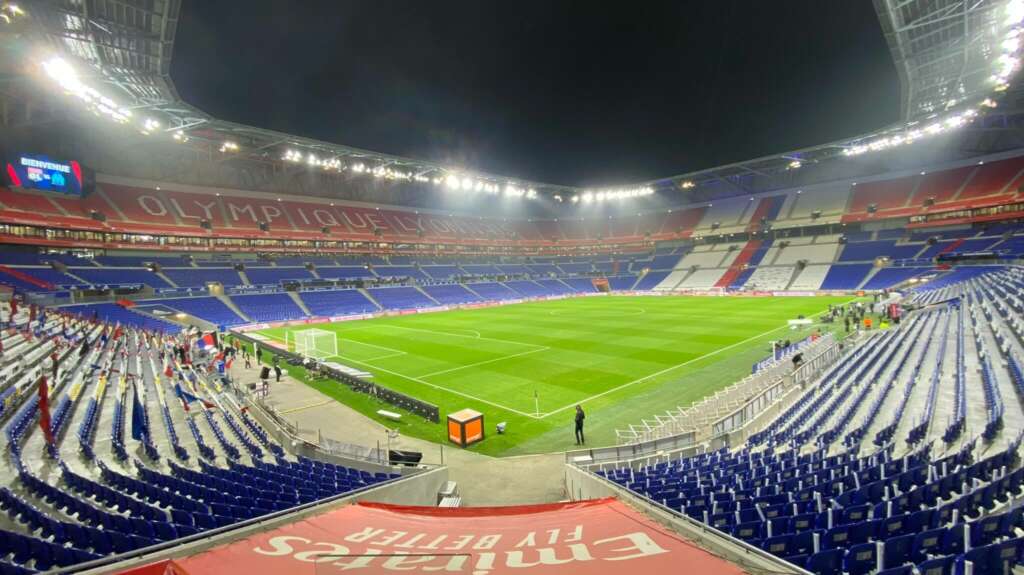 Francês: Lyon é punido após torcedor acertar garrafa d’água em Payet