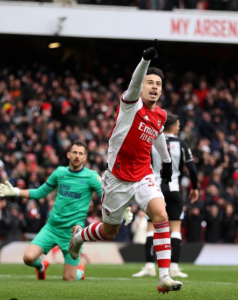 INGLÊS: Gabriel Martinelli sai do banco e garante vitória do Arsenal sobre o Newcastle