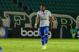 Athletico-PR encaminha contratação de zagueiro da Série B