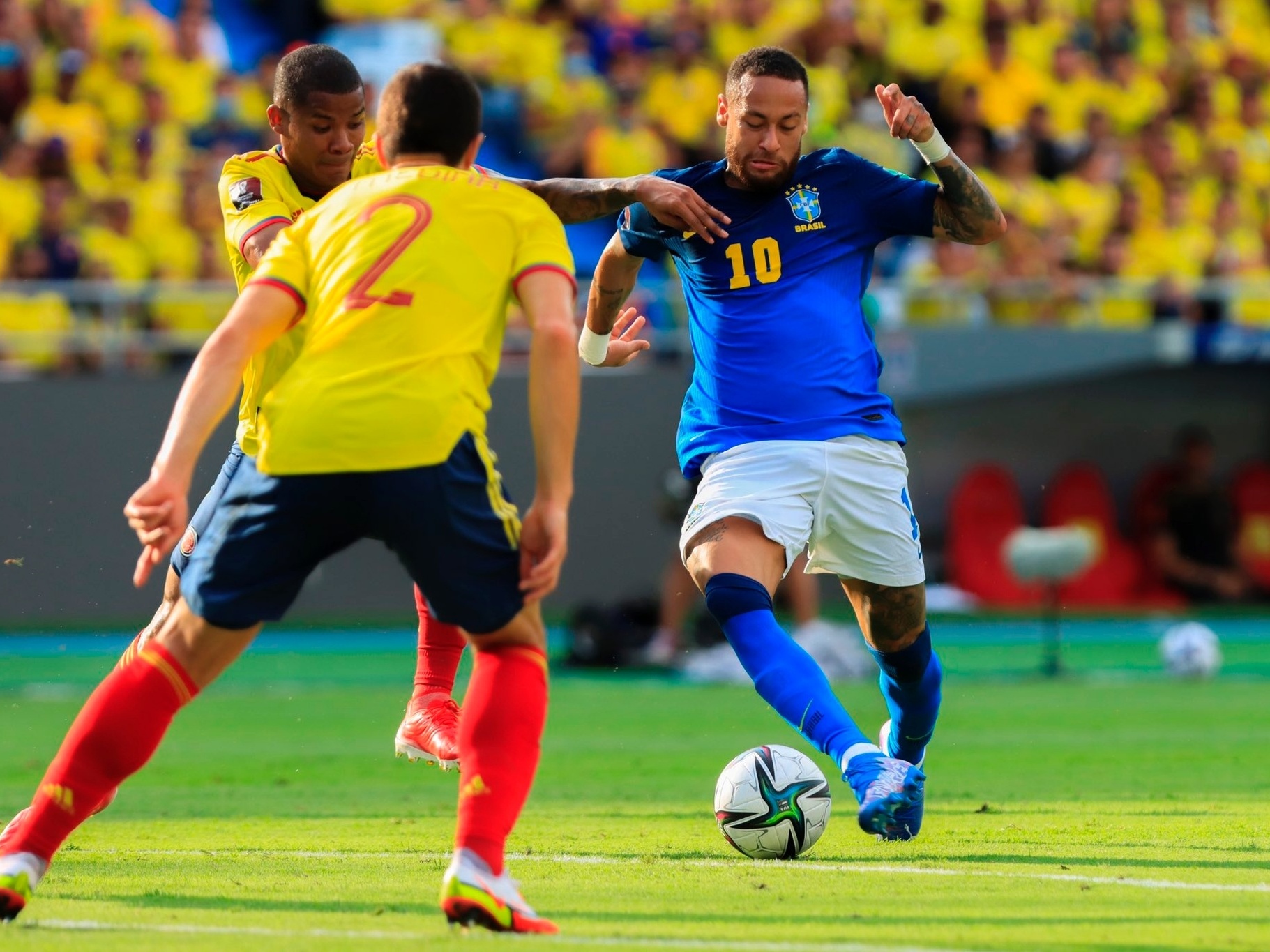 neymar desafia a marcacao durante colombia x brasil pelas eliminatorias