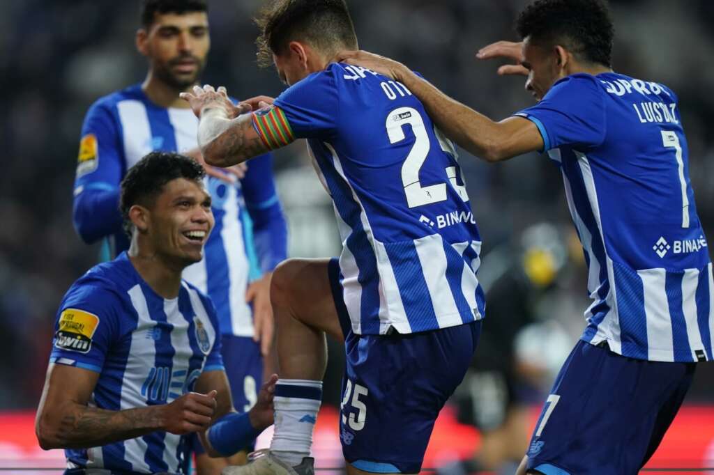 PORTUGUÊS: Porto vence e reassume a liderança; Sporting segue na cola