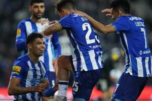 PORTUGUÊS: Porto vence e reassume a liderança; Sporting segue na cola