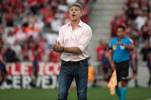 Insatisfeita, torcida picha muro do CT do Flamengo: 