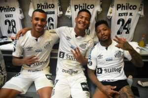 Atacante treina e deve reforçar Santos no clássico contra o Corinthians