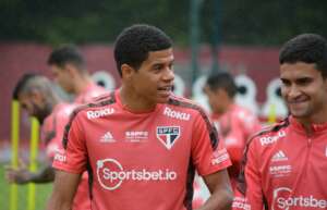Sem pressão após vitória no clássico, São Paulo se reapresenta com retorno de Calleri