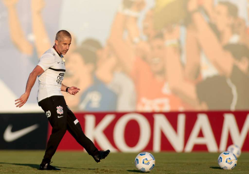 Lucas Piton volta aos treinos no Corinthians e pode ser relacionado por Sylvinho