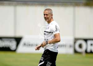 Presidente do Corinthians volta a bancar o treinador após goleada