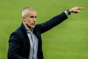 Com vaga direta na Libertadores, Sylvinho não vai antecipar férias no Corinthians