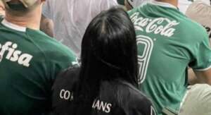 Sem noção, torcedora veste camisa do Corinthians em clássico entre Palmeiras e São Paulo