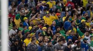 Torcedores invadem gramado da Neo Química Arena para comemorar vaga do Brasil na Copa 2022