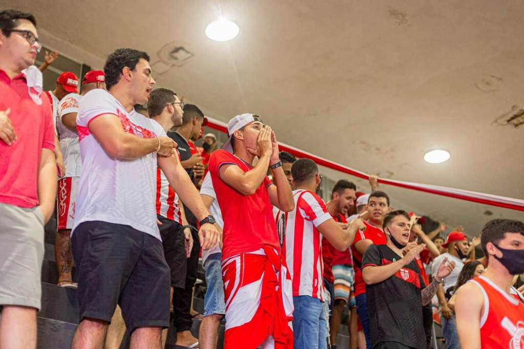 ‘Culpa’ da Macaca!  Torcida picha CT do CRB: “Ou joga por amor ou joga por terror”