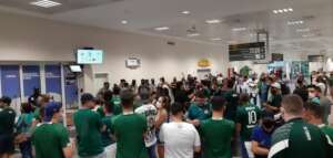 Torcida do Goiás faz a festa no retorno do time após acesso