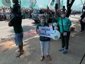 Torcida do Palmeiras faz festa em frente ao CT antes de viagem para o Uruguai