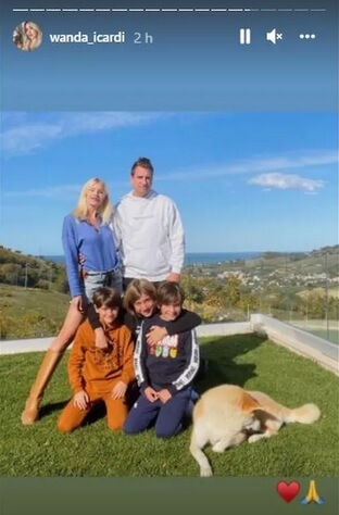 Após romper com atacante do PSG, Wanda Nara posta foto do ex com a atual e os filhos 2 wanda nara2