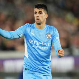 Inglês: João Cancelo, do City, relata assalto e mostra rosto ferido: 'Quatro covardes'
