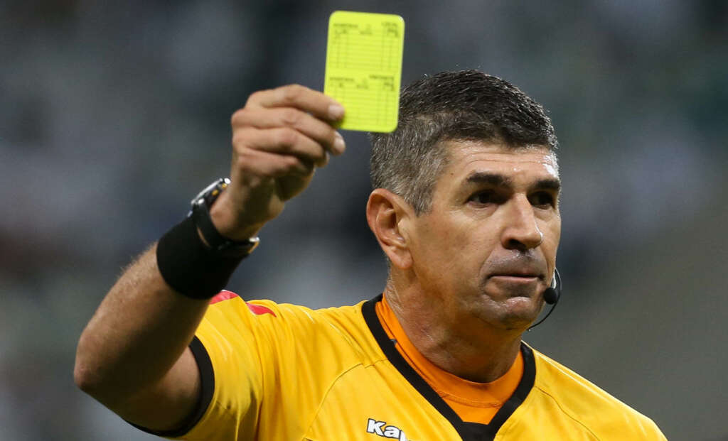 Árbitro experiente é punido pela corregedoria após pedir para a torcida gritar seu nome