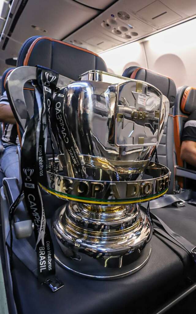 Com parte do elenco, Atlético-MG desembarca em BH com a taça da Copa do Brasil