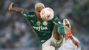 Após tatuar troféu da Libertadores, Deyverson provoca torcida do Flamengo: 