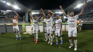Jovens do Palmeiras comemoram chance no profissional em noite com vitória