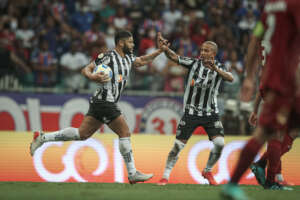 Bahia 2 x 3 Atlético-MG - Galo faz 3 gols em cinco minutos e confirma título após 50 anos!