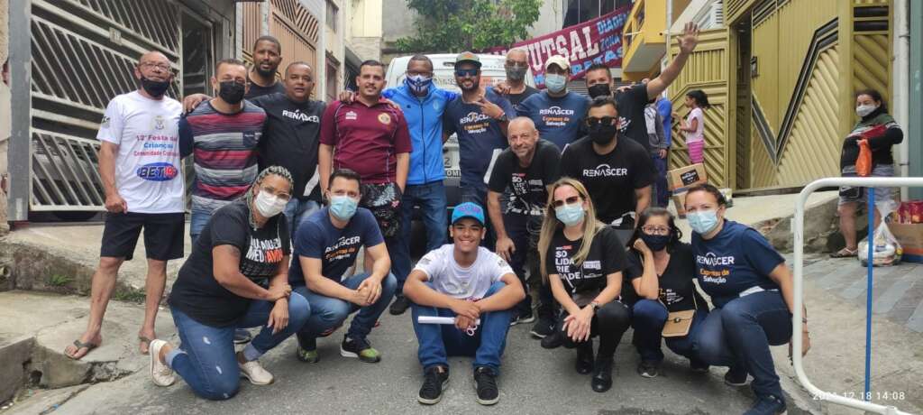 Dirigentes do Água Santa e Igreja se unem para doação de cestas básicas e panetones em Diadema