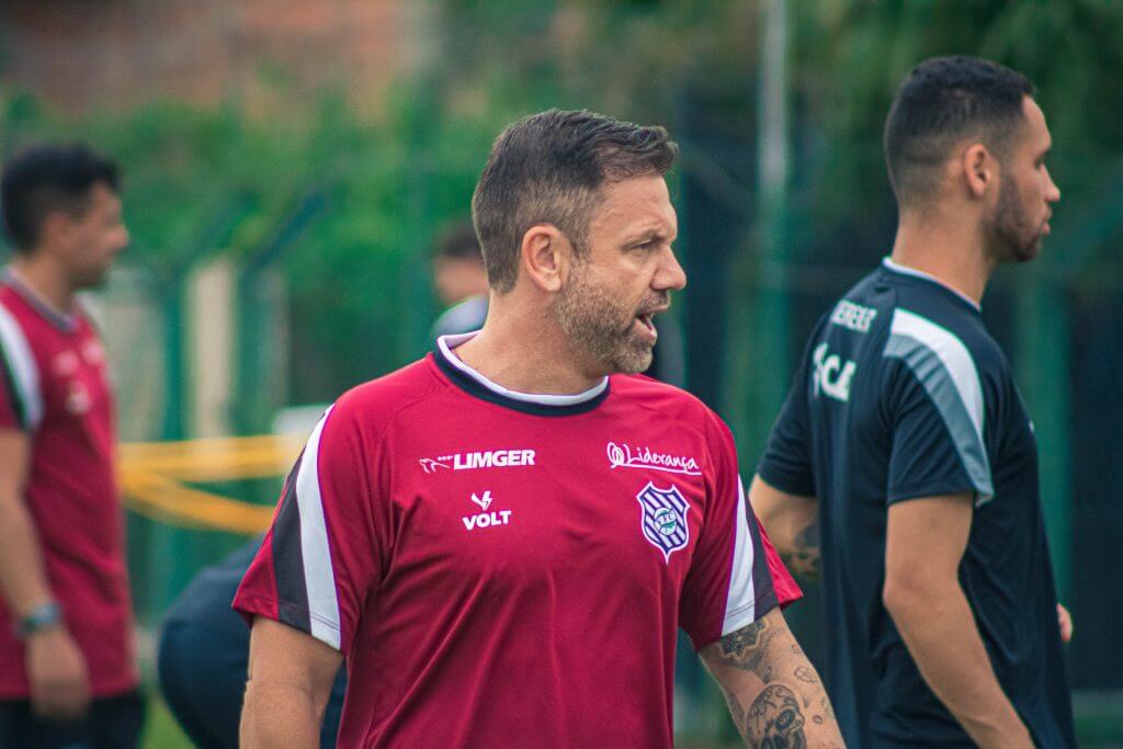 Jogadores do Figueirense terão trabalhos remotos: “Saem para as festas, mas não saem de férias”