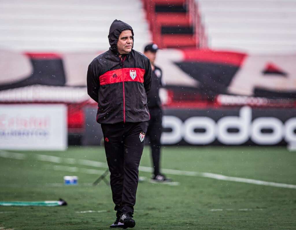 Vitória contra a Chape? Marcelo Cabo se preocupa e pede “atenção triplicada” ao Atlético-GO