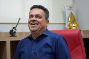 Presidente de time da Série A tira máscara de repórter e afirma: 