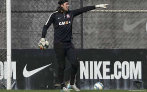 Cássio aponta falhas, defende Sylvinho, mas não admite estar fora de forma