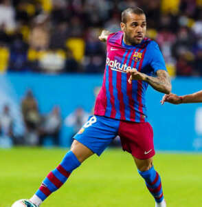 Amistosos: Daniel Alves reestreia no Barcelona após 2032 dias em homenagem para Maradona