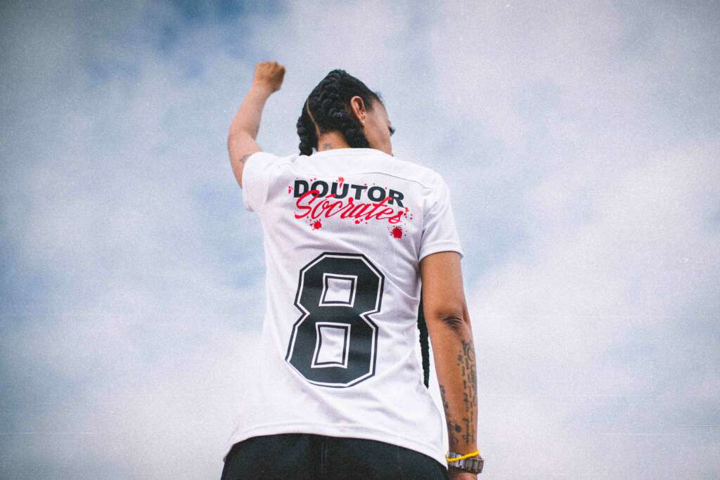 Corinthians lança camisa em homenagem a Doutor Sócrates: Torcida vai se  orgulhar e se emocionar