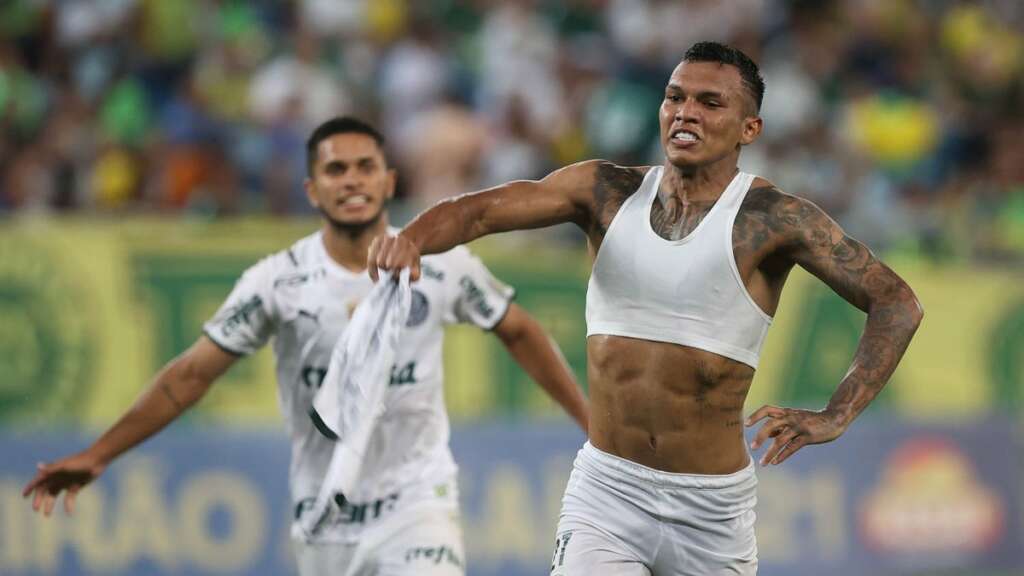 Veron pede apoio da torcida após expulsão: ‘Sou burro ou vocês entendem?’