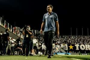 Carille diz que já começou a negociar permanência no Santos para 2022