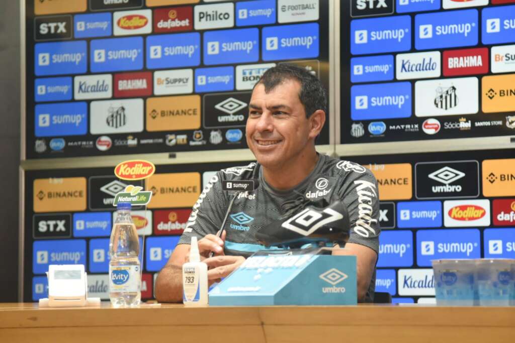 Carille revela volta de Marinho no Santos, elogia jovens e quer reforços pontuais
