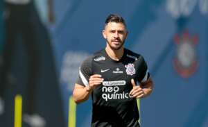 Ex-Inter volta e Sylvinho fará pelo menos 3 trocas no Corinthians contra o Grêmio