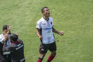 Baiano: Vitória fecha com ex-lateral do Guarani e atacante ex-Grêmio