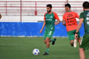 Xô concorrência! Time do Brasileirão consegue renovação com volante ex-Ponte e Cruzeiro