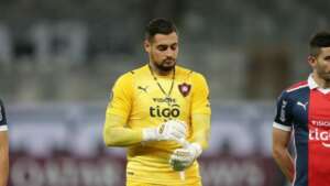 São Paulo vende goleiro que agrediu ex-esposa para campeão paraguaio