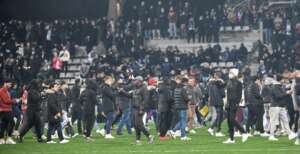 Briga entre torcidas interrompe partida entre Paris FC e Lyon pela Copa da França