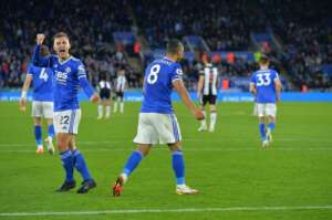 INGLÊS: Leicester goleia e encosta no G-6; West Ham empata e é 4º colocado