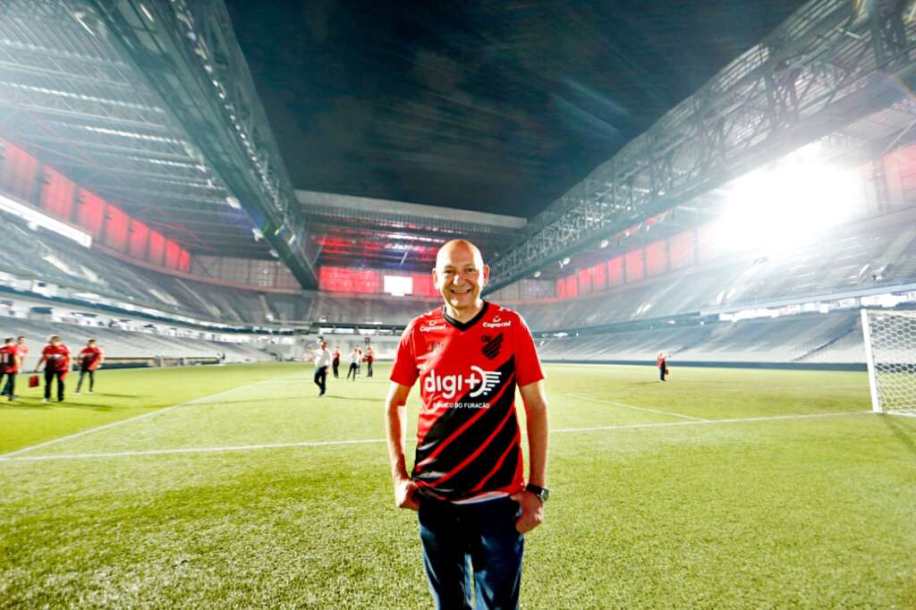 Torcedor do Athletico-PR é demitido após arremessar cerveja em Luciano Hang