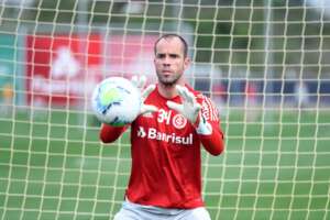 Palmeiras acerta com ex-goleiro da Ponte e se aproxima de chileno