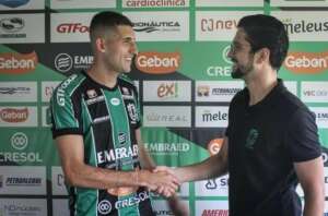 Contratado recentemente pelo Maringá, ex-meia do Londrina entra na mira da Chapecoense