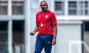 Inglês: Após tentar adiar jogo, Crystal Palace revela que técnico contraiu covid-19