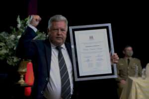 Ex-técnico do Criciúma é homenageado pela Câmara Municipal