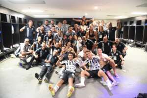 Heróis contra o Flamengo comemoram permanência do Santos na elite