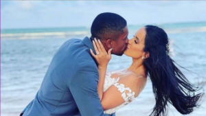 Após ter casamento adiado pela segunda vez, esposa de Douglas Costa sai em defesa do jogador