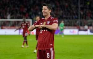 Após Bola de Ouro, Lewandowski revela tristeza e comenta declaração de Messi: 'Apenas palavras'