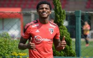 São Paulo renova contrato com zagueiro e Casares comemora: 'Garra e disciplina'