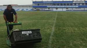 Água Santa faz manutenção no gramado do Inamar para sediar Copa SP e Paulistão